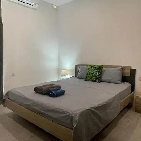 Center Properties - Modern & Bright With Ac And Ensuite Bathroom - 2