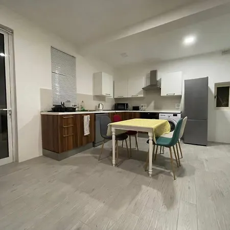 Guest house Center Properties - Modern & Bright With Ac And Ensuite Bathroom - 2