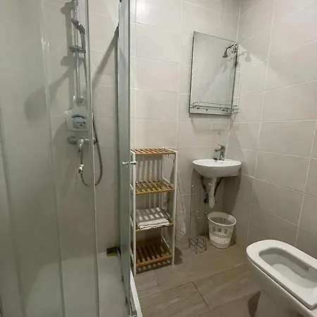 Center Properties - Modern & Bright With Ac And Ensuite Bathroom - 2 *